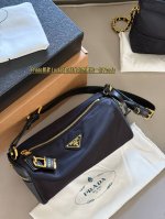 配盒 Size：28*12.5Cm Prad 新款Lock锁包 锁住你想要的一切 Lock尼龙系列的枕头包 方正的包型 搭配经典尼龙和小牛皮 又酷又时髦又轻便！
