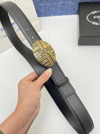 【品牌】普拉达 特P180 【描述】采用高级真皮精制而成，触感厚实，饰以普拉达商标带扣。腰带为意大利尺寸，请在购买前参阅腰带尺寸指南. 铜扣金属配件 黑色皮革， - 点击图像关闭