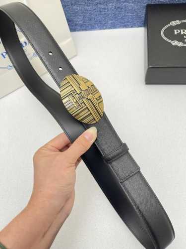 【品牌】普拉达 特P180 【描述】采用高级真皮精制而成，触感厚实，饰以普拉达商标带扣。腰带为意大利尺寸，请在购买前参阅腰带尺寸指南. 铜扣金属配件 黑色皮革，