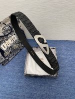 Di~Or这款金属覆层黄铜腰带扣采用“Cd”标志点缀，经典元素呈现全新风采。设计精巧，提升格调，打造优雅精致的造型。宽35Mm