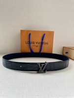 3.4宽 本款 Lv Heritage 双面腰带以压华美鳄鱼皮革和柔滑羊皮革构筑纤细轮廓，搭配抛光金属 Lv Initials 搭扣，实现多种造型可能，成就考究