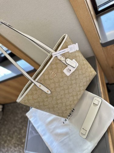 配护肩垫 折叠礼盒包装 Coach 可以装下全世界的Tote包 集美冲鸭！ 渠道货！蔻家奥莱托特包来咯～时尚又复古，最近老花风刮满了时尚圈，使用与时尚并存的包包