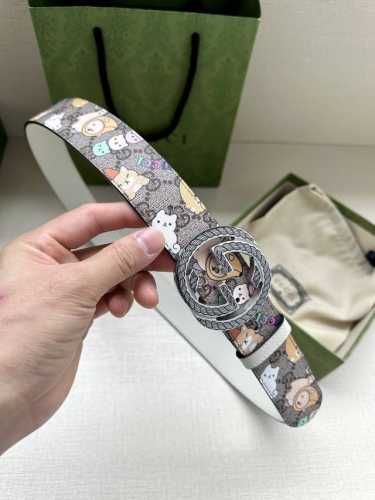 宽度3.8Cm Gucci Gg Marmont系列每一季都会推陈出新，为灵感源于70年代的标志性gg配件注入宠物现代精髓。这款gg Supreme帆布腰带反面