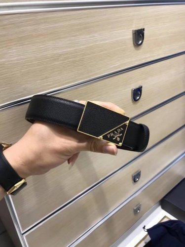 配送专柜包装 打孔针 特批 宽35Mm，支持Nfc 原单双面进口头层牛皮带身，搭配原版经典三角微标扣，手感.油边近乎完美，原产皮料牛皮定制，质感无可挑剔，出众的