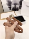 赛林Celine腰带选用珍贵奢华皮革精制而成，均为天然皮革，金色金属Triomphe 配领扣带扣，1.8Cm宽，