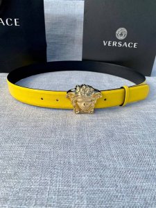 宽度：3.0Cm 范思哲 此平纹腰带饰有标志性的Versace美杜莎头像扣，彰显品牌格调。是一款精美的衣橱必备单品。秀场同款！