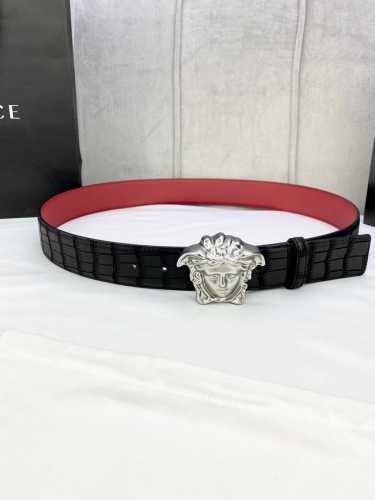 宽度4.0Cm Versace 范思哲 采用精挑细选进口牛皮，此款鹿皮腰带配有醒目的美杜莎头像搭扣，可为任何造型增添几分立体雅致效果。
