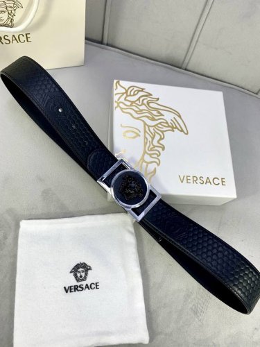 宽度4.0Cm V E R S A C E 范思哲 这款柔软头层皮饰带搭配一枚长方形美杜莎带扣。本季标志性的Versace饰件点缀其上，平添魅力 DDD