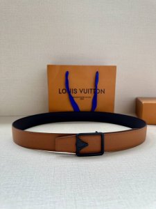 特 Lv 3.4宽 Attract 双面腰带拥有微弧形边缘和摩登形状末端，再为金属 Lv 搭结构。经典色彩和不同纹理呈现两式风尚，实现多种造型可能。