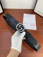 Gucci 经典款单层树膏皮革腰带，配有品牌标志性双G带扣。无涂层褪色皮革材质 具备耐用不变形 此皮面手感光滑细腻衣橱必备百搭上品 宽度4.0Cm