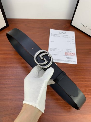 Gucci 经典款单层树膏皮革腰带，配有品牌标志性双G带扣。无涂层褪色皮革材质 具备耐用不变形 此皮面手感光滑细腻衣橱必备百搭上品 宽度4.0Cm