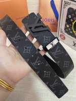 品名：Lv..路易..威登原单 材质：原单牛皮腰带 百分百头层牛皮腰带保证真皮，24K纯钢扣，专柜原单品质、做工精细，时尚大牌，送人自用首选 包装： 请认准如图