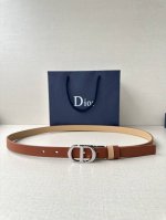 宽度2.0Cm Dior 这款 Montaigne 腰带从同名手袋汲取灵感 可翻面使用 以双面设计重新诠释经典 采用光滑牛皮革等材质精心制作 一面为浅黄色 另一