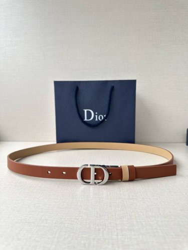 宽度2.0Cm Dior 这款 Montaigne 腰带从同名手袋汲取灵感 可翻面使用 以双面设计重新诠释经典 采用光滑牛皮革等材质精心制作 一面为浅黄色 另一