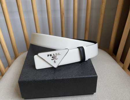 prada 普拉达 专柜最新款 这款搭扣式腰带出自多功能的组合式配饰系列 可随心搭配 三角形徽标藉由普世的简约廓形彰显别具一格的特色和现代感 呈现精致质感 宽: - 点击图像关闭