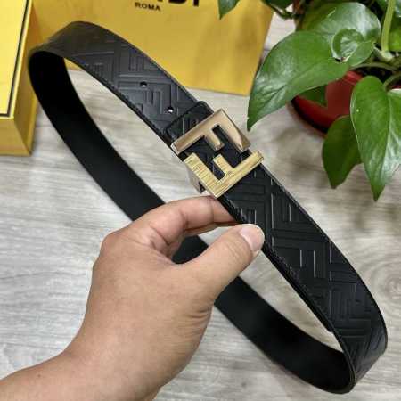 Fendi 芬迪 全套包装 专柜同款 宽40Mm 标志造型宽皮带。原版针扣，进口原版小牛皮制成，印有浮雕黑Ff 图案。镀金表面金属制品，品质保证。 - 点击图像关闭
