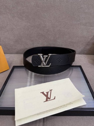 Lv Dimension 4.0双面腰带将经典格调引入新颖尺幅设计。皮革压印 Lv 字母和 Monogram 花卉，与纤秀 Lv 字母搭扣相映成趣，令品牌标识低