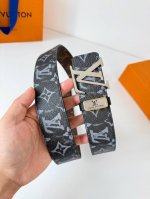 品名： Lv..路易..威登腰带皮带原单 型号：挂扣，经典纯钢材质挂扣，头层牛皮，图片实物拍摄 材料：头层牛皮，挂扣系列，纯钢材质扣头，钯镀电镀工艺永不掉色。原