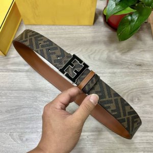 特 Fendi 芬迪 专柜同款 宽4.0Cm 双环正反用腰带 Ff按钉搭扣 土黄Cuoio Romano皮革材质 反面面料带有烟草黄和黑色Ff图案 四方金属饰面