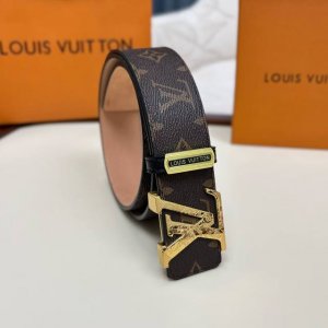 精品4.0纯钢雕花扣 批 配全套包装 品牌：L V海外原单 扣头材质：精品实心钢扣 带身材质正面：40Mm宽度采用双面进口原版皮腰带，真空电镀五金扣头实物拍摄