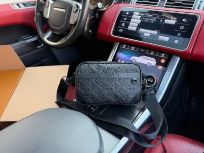 芯片版牛皮 高端货 最新款 “ Louis Vuitton ”Lv单肩包路易威登斜挎 差包 M82544 Louis Vuitton Alpha Nano 可拆