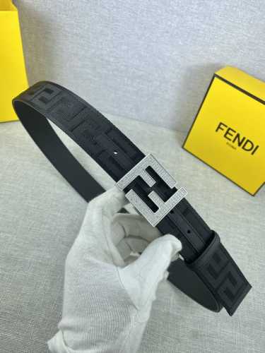 宽度4.0Cm Fendi 芬迪 此款腰带搭配双F 镶钻钢扣相呼应 专柜新款不管是商务 休闲都能完美搭配 夏季必备 扣头金 白真空电镀