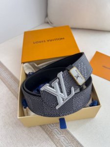 品名： Lv..路易..威登腰带皮带原单 型号：挂扣，经典纯钢材质挂扣，头层牛皮，图片实物拍摄 材料：头层牛皮，挂扣系列，纯钢材质扣头，钯镀电镀工艺永不掉色。原