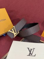 Lv Dimension 4.0双面腰带将经典格调引入新颖尺幅设计。皮革压印 Lv 字母和 Monogram 花卉，与纤秀 Lv 字母搭扣相映成趣，令品牌标识低
