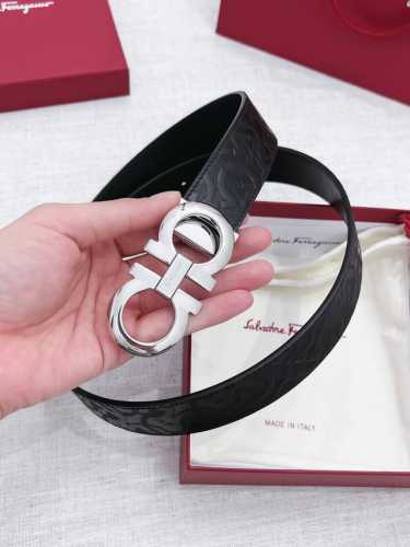 特 菲拉格慕 Salvatore Ferragamo 全新系列，展现独居一格的视觉效果；充满时尚休闲气息。实用性和款式并重；男士必备饰品。宽度：35Mm