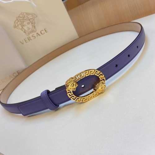 范思哲Versace2.0Cm细腰带采用原版头层软皮革制成，饰有标志性立体五金搭扣。