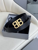 巴黎世家 Balenciaga 宽度3.0Cm 是法国的奢侈品牌，作为时尚界最具影响力品牌之一的地位。设计师源于：都市时尚潮流独特的设计风格，采用进口小牛皮制作