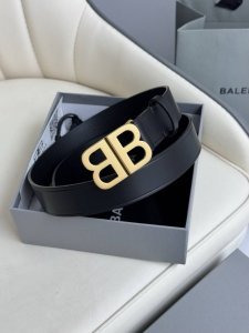 巴黎世家 Balenciaga 宽度3.0Cm 是法国的奢侈品牌，作为时尚界最具影响力品牌之一的地位。设计师源于：都市时尚潮流独特的设计风格，采用进口小牛皮制作