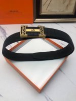 爱玛仕：原单头层小牛皮烫印花纹，内衬平纹牛皮底，营造织纹外观。饰以标志原单扣。专柜宽度4.0P210