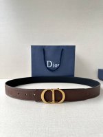 特 Diro 宽度3.5Cm这款腰带扣采用 Cd Icon标志造型，以复古金色饰面不锈钢精心打造。可与各式35毫米腰带搭配，提升格调，打造优雅精致的造型。