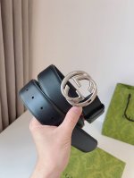 Gucci 新款圆形互扣式双G搭扣，配饰和成衣单品继续焕新演绎和呈现品牌经典细节。风格简而不失其华；适合各种穿搭风格。皮带宽度：4.0Cm