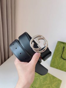Gucci 新款圆形互扣式双G搭扣，配饰和成衣单品继续焕新演绎和呈现品牌经典细节。风格简而不失其华；适合各种穿搭风格。皮带宽度：4.0Cm