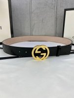 宽度4.0Cm Gucci Marmont系列每一季都会推陈出新，为灵感源于70年代的标志性gg钢扣配件注入现代精髓。这款gg Supreme帆布腰带反面采用黑