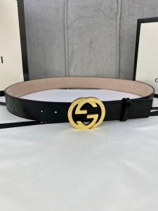 宽度4.0Cm Gucci Marmont系列每一季都会推陈出新，为灵感源于70年代的标志性gg钢扣配件注入现代精髓。这款gg Supreme帆布腰带反面采用黑