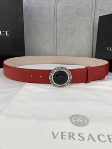宽度4.0Cm Versaec 饭范思哲 此款时尚腰带由柔软的小牛皮革制成，饰有立体美杜莎搭扣。