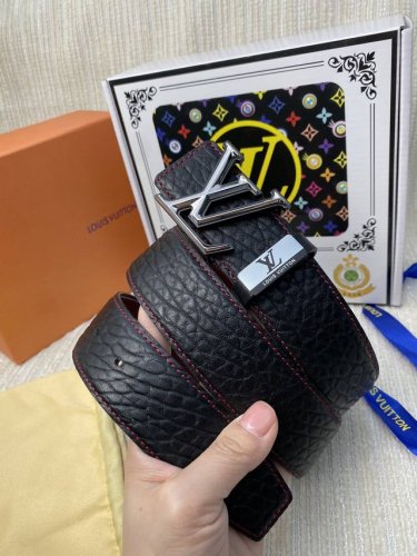 品名：Lv..路易..威登原单 材质：原单牛皮腰带 百分百头层牛皮腰带保证真皮，24K纯钢扣，专柜原单品质、做工精细，时尚大牌，送人自用首选 包装： 请认准如图