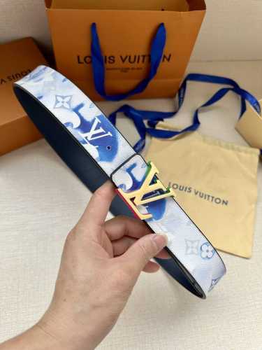 Lv Pyramide This Is Not Mng 双面腰带令 Monogram 图案沉入朦胧意境，反面衔接做旧光滑牛皮革，一展艺术气息。 。Lv Pyra