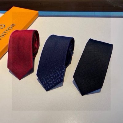 Lv字母渐变领带 ，路易威登经典领带男士必备单品超时尚！高端品质 版型面料都达到品牌标准，，难得的好款，不挑人，上身效果大牌范儿十足 怎么穿都帅到爆 真丝面料