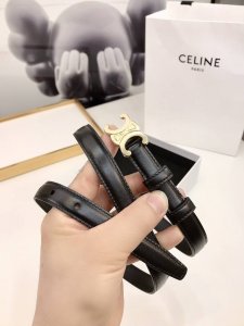 赛林Celine腰带选用珍贵奢华皮革精制而成，均为天然皮革，金色金属Triomphe 配领扣带扣，1.8Cm宽，