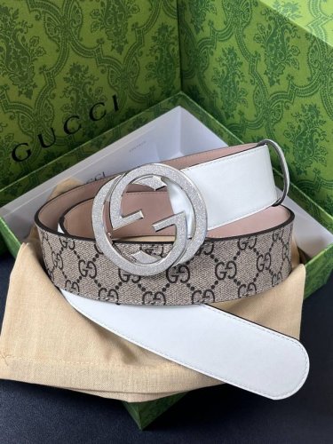 采用以标志性米色 乌木色组合呈现的品牌双G字母交织图案，与白色皮革材质相得益彰。双G搭扣采用效果，突显时尚造型，米色 乌木色Gg Supreme帆布和杏色皮革，