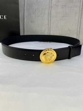 特 宽度4.0Cm 范思哲 此款经典古希腊回纹皮底 腰带饰有标志性的Versace美杜莎头像扣，彰显品牌格调。是一款精美的衣橱必备单品。 - 点击图像关闭