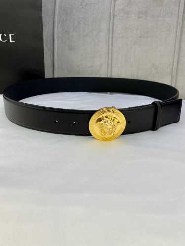 特 宽度4.0Cm 范思哲 此款经典古希腊回纹皮底 腰带饰有标志性的Versace美杜莎头像扣，彰显品牌格调。是一款精美的衣橱必备单品。