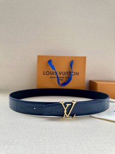 特 3.4宽 本款 Lv Heritage 双面腰带以压鳄鱼皮革和光滑皮革呈现纹理之间的瞩目对比，搭配金属搭扣，成就优雅摩登之选