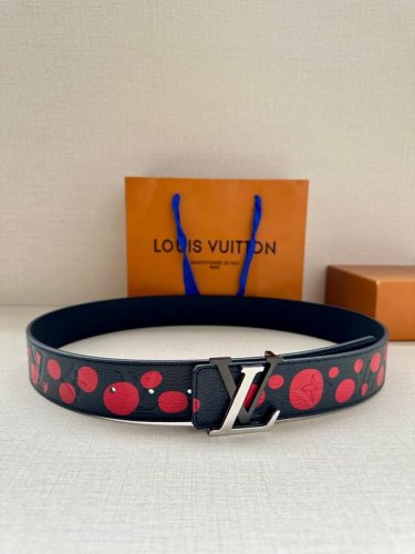 特 P200 Lv Initials Mng Bandana 双面腰带瞩目焕新经典设计，一面展现 冬春系列的 Monogram Bandana 帆布，另一面采用