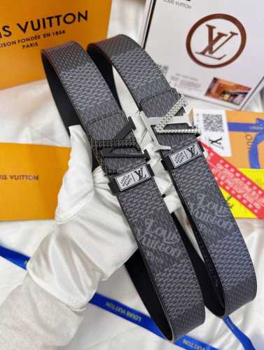 皮带：Lv..路易..威登顶级复刻. 腰带：原单品质百分百头层牛皮，保证真皮。铆钉双色雕花设计.真空电镀.永不掉色.24K纯钢扣涂鸦彩绘图案艺术双面可用专柜同等