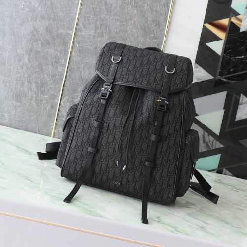 Dior Hit The Road 翻盖双肩背包黑色 Oblique 印花面料和黑色粒面牛皮革 P40,000 编号:1Esba205Yky_H03E 尺寸:4